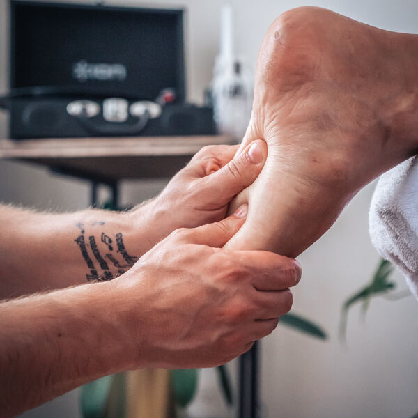 WHAT IS REFLEXOLOGY ?THE HEALING TOUCH 